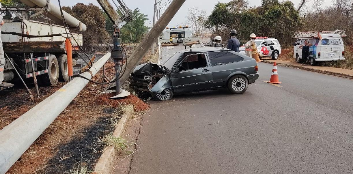 Foto 2 de 2 — Carro arrebenta poste no Jardim Cambuí em Araraquara